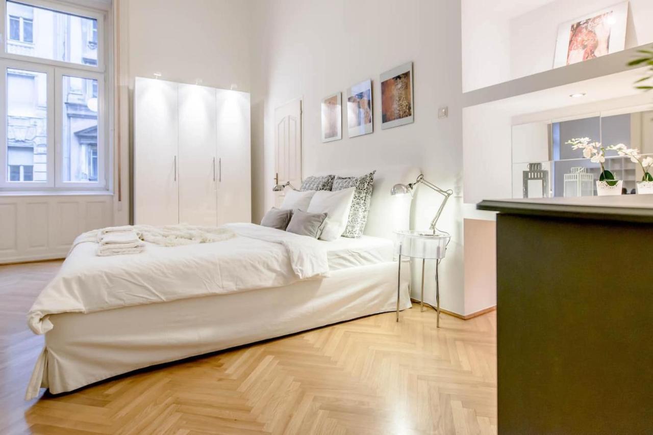 Bourgeois Elegance In The Heart Of Budapest Bagian luar foto