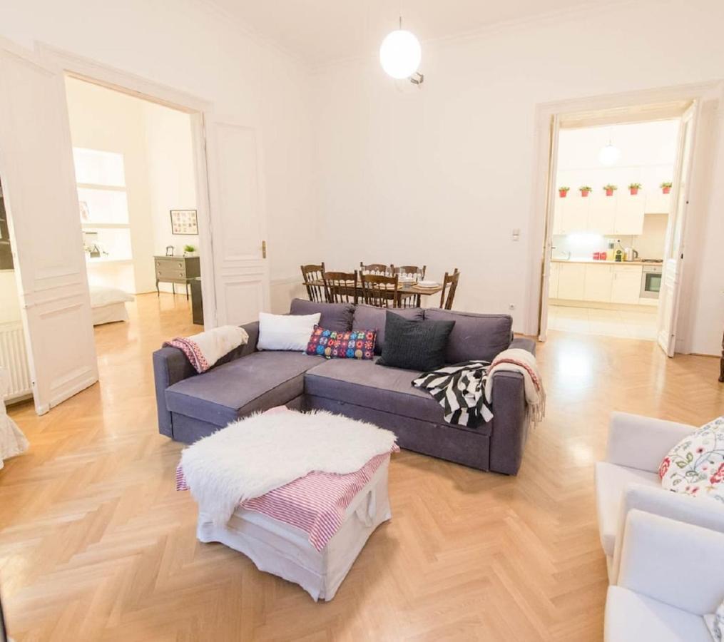 Bourgeois Elegance In The Heart Of Budapest Bagian luar foto