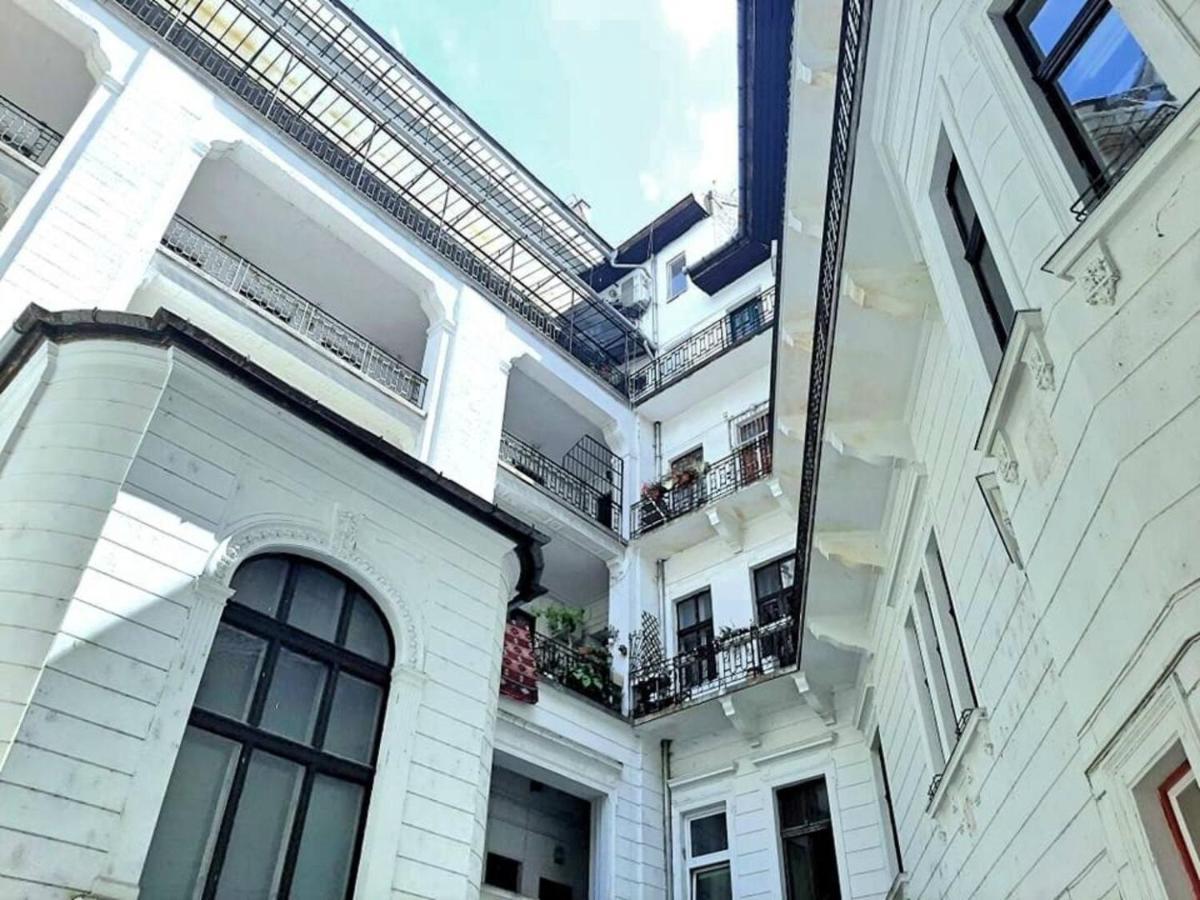 Bourgeois Elegance In The Heart Of Budapest Bagian luar foto