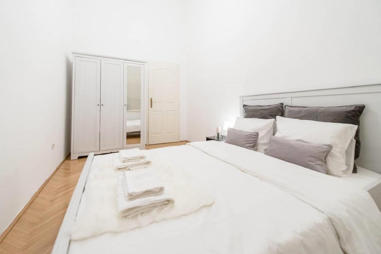 Bourgeois Elegance In The Heart Of Budapest Bagian luar foto
